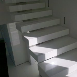 Escada Vazada em Aglostone Branco Prime