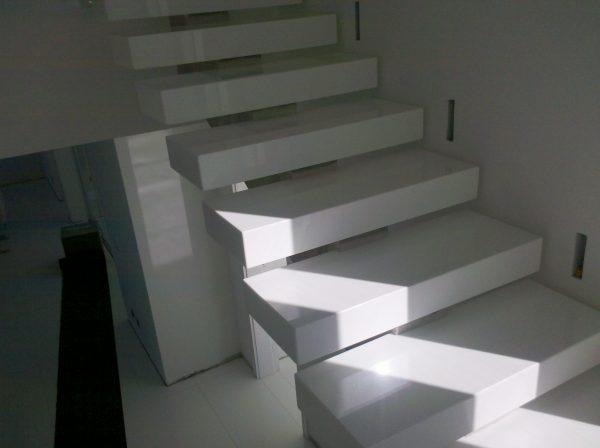 Escada Vazada em Aglostone Branco Prime