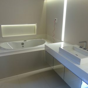 Revestimento Banheira, Nicho e Lavatório em Aglostone Branco Prime