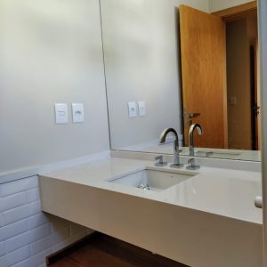 Lavatório com Engrosso na Saia em Aglostone Branco Prime