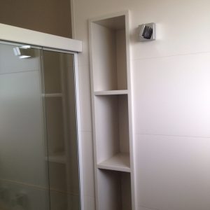 Nicho Vertical com divisória em Aglostone Branco Prime