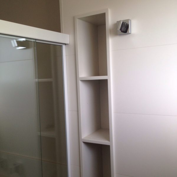 Nicho Vertical com divisória em Aglostone Branco Prime