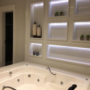 Nichos e Revestimento Banheira em Aglostone Branco Prime