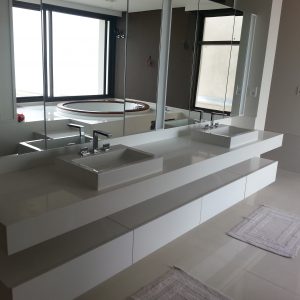Lavatório com Cuba Sobrepor Dupla em Aglostone Branco Prime