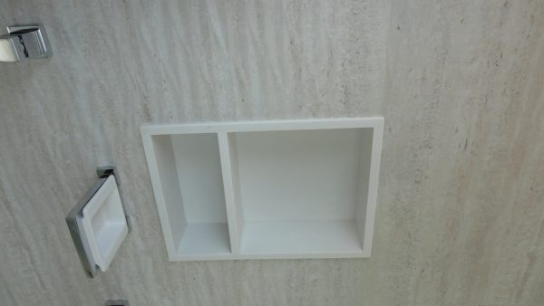 Nicho Embutido com Mini Divisória em Aglostone Branco Prime
