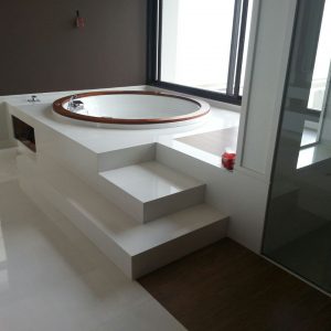 Revestimento da Escada, Deck e Banheira em Aglostone Branco Prime