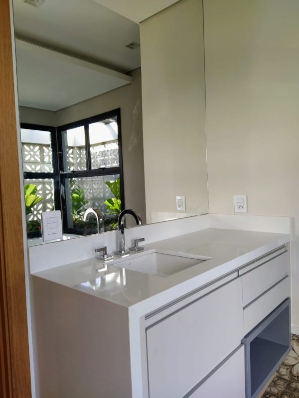 Lavatório com Empena Lateral em Aglostone Branco Prime
