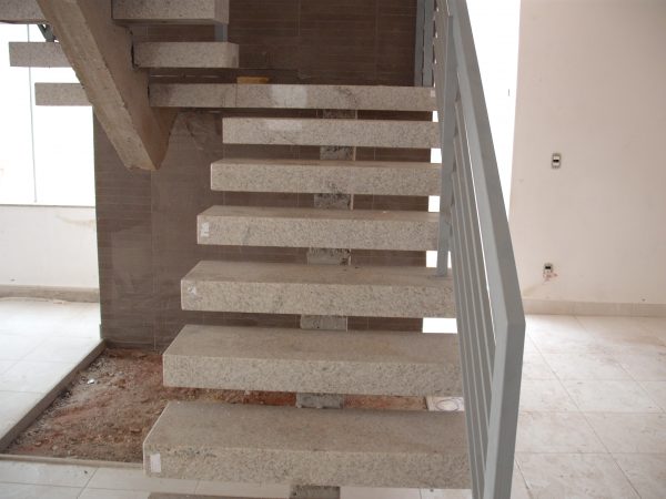 Escada Vazada em Granito Branco Siena