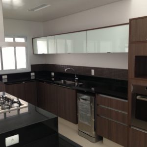 Pia e Ilha com Cooktop Embutido em Granito Preto São Gabriel
