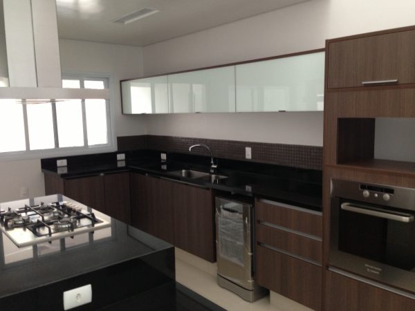 Pia e Ilha com Cooktop Embutido em Granito Preto São Gabriel