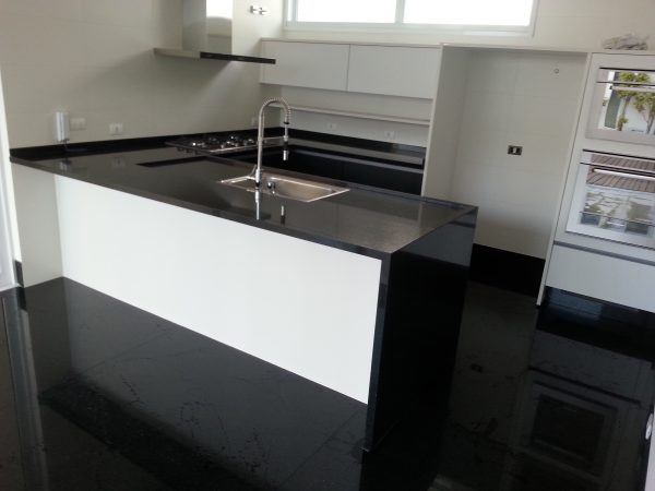 Pia e Balcão com Cooktop Embutido em Granito São Gabriel - Image 3