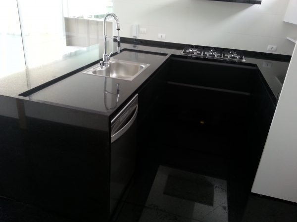 Pia e Balcão com Cooktop Embutido em Granito São Gabriel