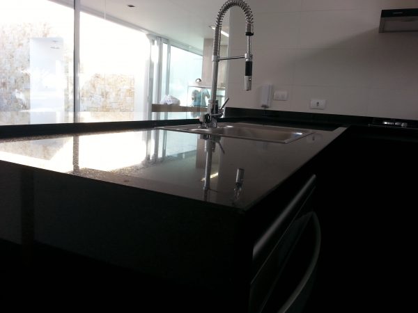 Pia e Balcão com Cooktop Embutido em Granito São Gabriel - Image 4