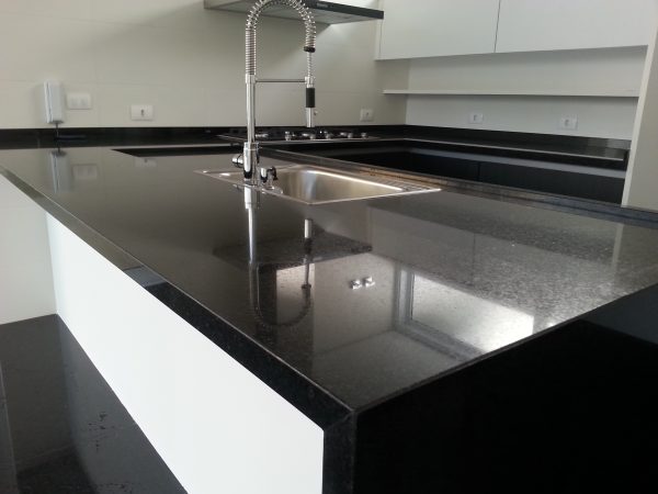 Pia e Balcão com Cooktop Embutido em Granito São Gabriel - Image 2
