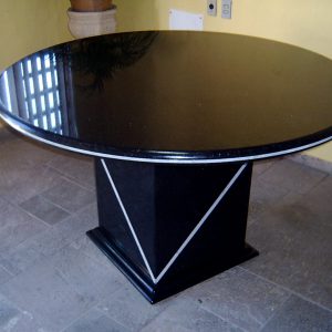 Mesa e pé de sustentação em Granito Preto São Gabriel com Acabamento Mesclado