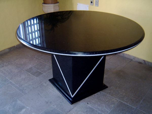 Mesa e pé de sustentação em Granito Preto São Gabriel com Acabamento Mesclado