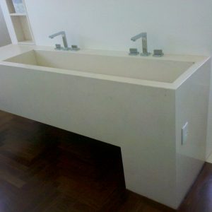 Lavatório Duplo com Cuba Esculpida Compartilhada e Ralo Invisivel em Limmestone