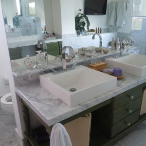 Lavatório com Cuba Sobrepor Dupla em Mármore Carrara