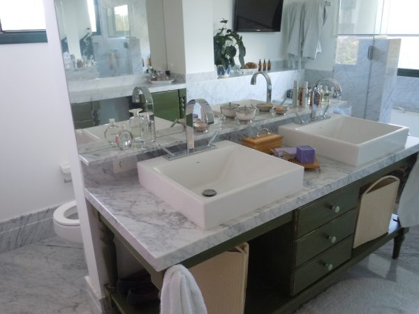 Lavatório com Cuba Sobrepor Dupla em Mármore Carrara