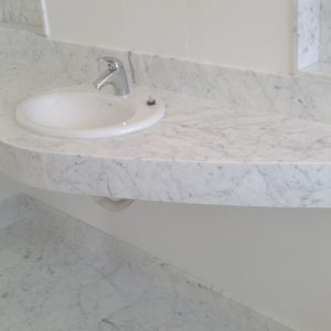 Lavatório Curvo em Mármore Carrara