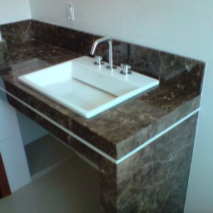 Lavatório com Empena de Mármore Marrom Imperador com Faixa de Aglostone Crema Prime