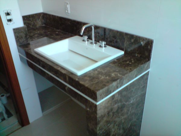 Lavatório com Empena de Mármore Marrom Imperador com Faixa de Aglostone Crema Prime