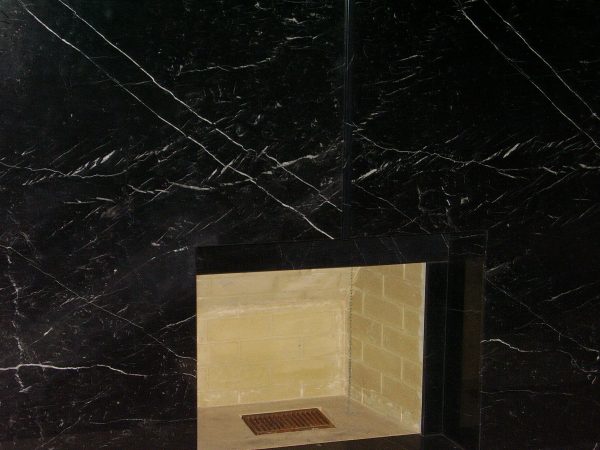 Lareira Embutida com Painel em Mármore Nero Marquina