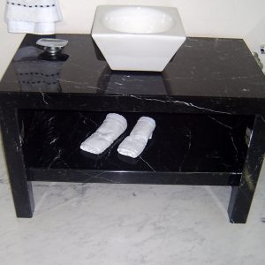 Lavatório Completo com Prateleira em Mármore Nero Marquina