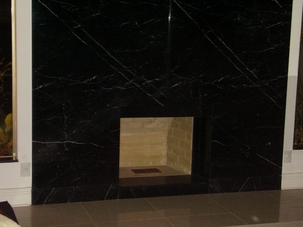 Lareira Embutida com Painel em Mármore Nero Marquina - Image 2