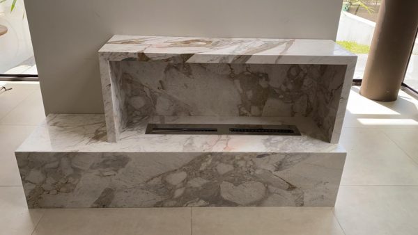 Lareira Ecológica Móvel em Mármore Paraná Calacatta - Image 2