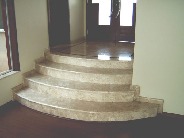 Escada e Revestimento do Piso em Mármore Travertino Nacional - Image 2