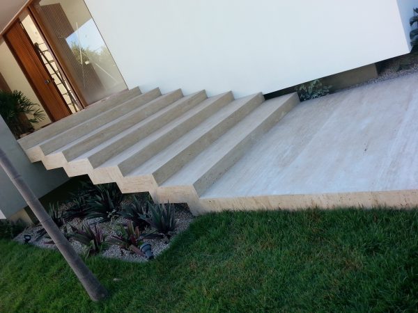 Escada Área Externa Antiderrapante em Mármore Travertino Romano Bruto