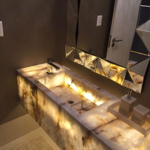 Lavatório com Cuba Esculpida e Saia Grossa com LED embutida em Onix Cristal Nacional