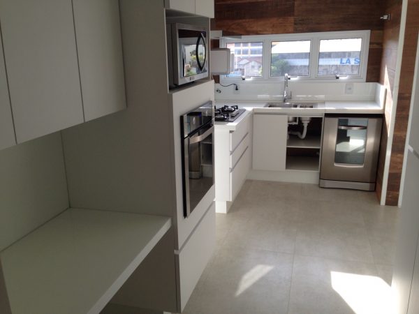 Cozinha Planejada em Quartzo Branco Glacial