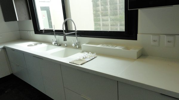 Pia com Cuba Esculpida em Quartzo Branco Glacial
