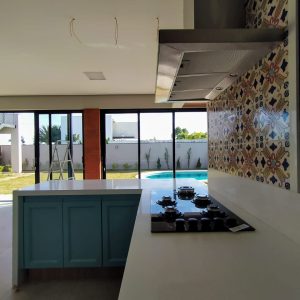 Pia e Balcão com Cooktop Embutido em Quartzo Branco Glacial