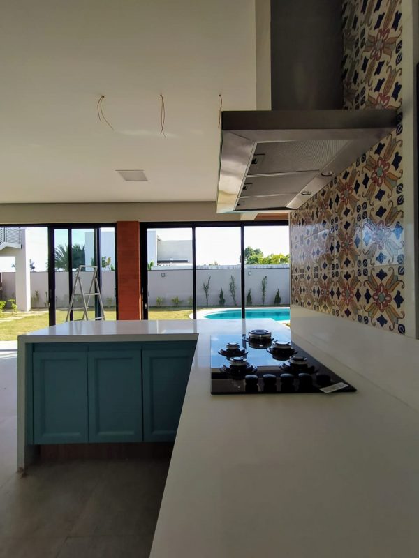 Pia e Balcão com Cooktop Embutido em Quartzo Branco Glacial