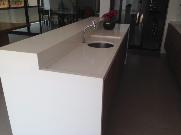 Ilha com Bancada com Empena em Quartzo Branco Glacial