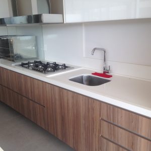Pia com Cooktop e Caixa Braseiro Embutida em Quartzo Branco Glacial