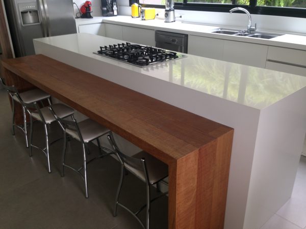 Ilha e Bancada com Cooktop Embutido em Quartzo Branco Glacial