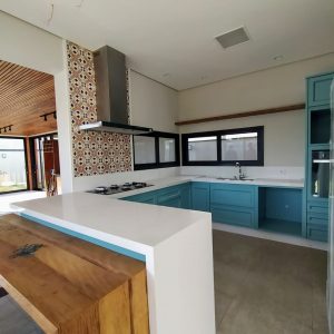 Pia e Balcão com empena e sapata em Quartzo Branco Glacial