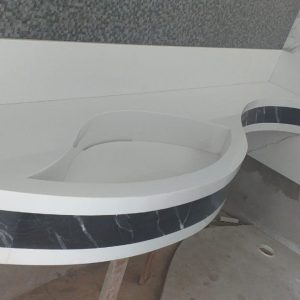 Lavatório Curvo com Cuba Esculpida em Quartzo Branco e Faixa de Acabamento em  Nero Marquina
