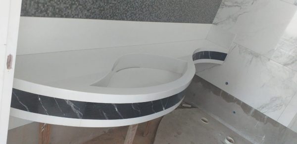 Lavatório Curvo com Cuba Esculpida em Quartzo Branco e Faixa de Acabamento em  Nero Marquina