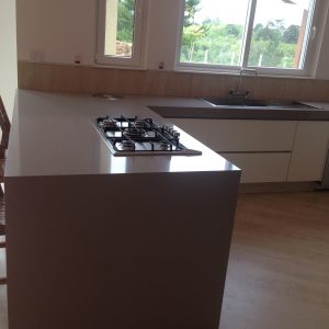 Pia e Ilha com Empena e Cooktop Embutido em Quartzo Cinza