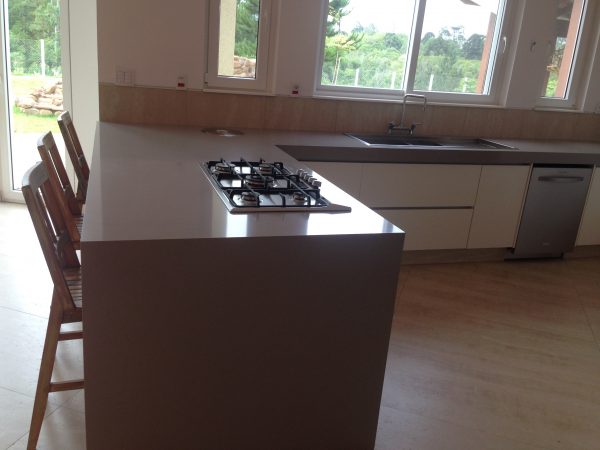 Pia e Ilha com Empena e Cooktop Embutido em Quartzo Cinza