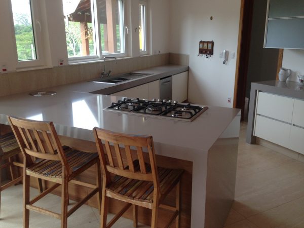 Pia, Ilha e Bancada com Empena e Cooktop Embutido em Quartzo Cinza - Image 2