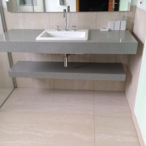 Lavatório com Prateleira em Quartzo Cinza