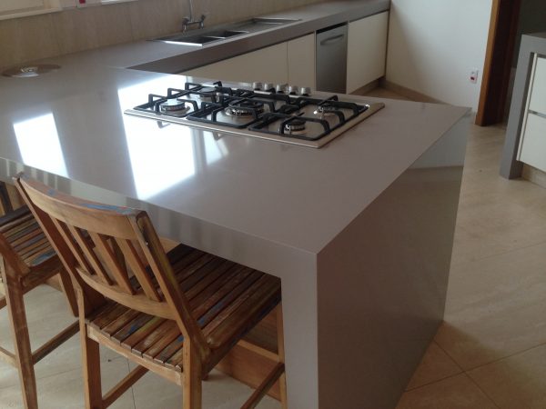Pia, Ilha e Bancada com Empena e Cooktop Embutido em Quartzo Cinza