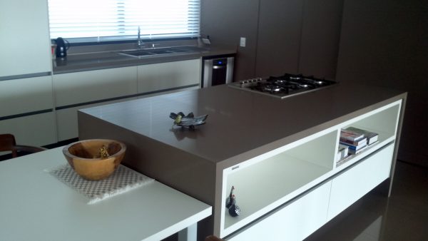 Pia e Ilha com Cooktop Embutido em Quartzo Marrom - Image 3