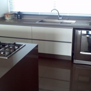 Pia e Ilha com Cooktop Embutido em Quartzo Marrom